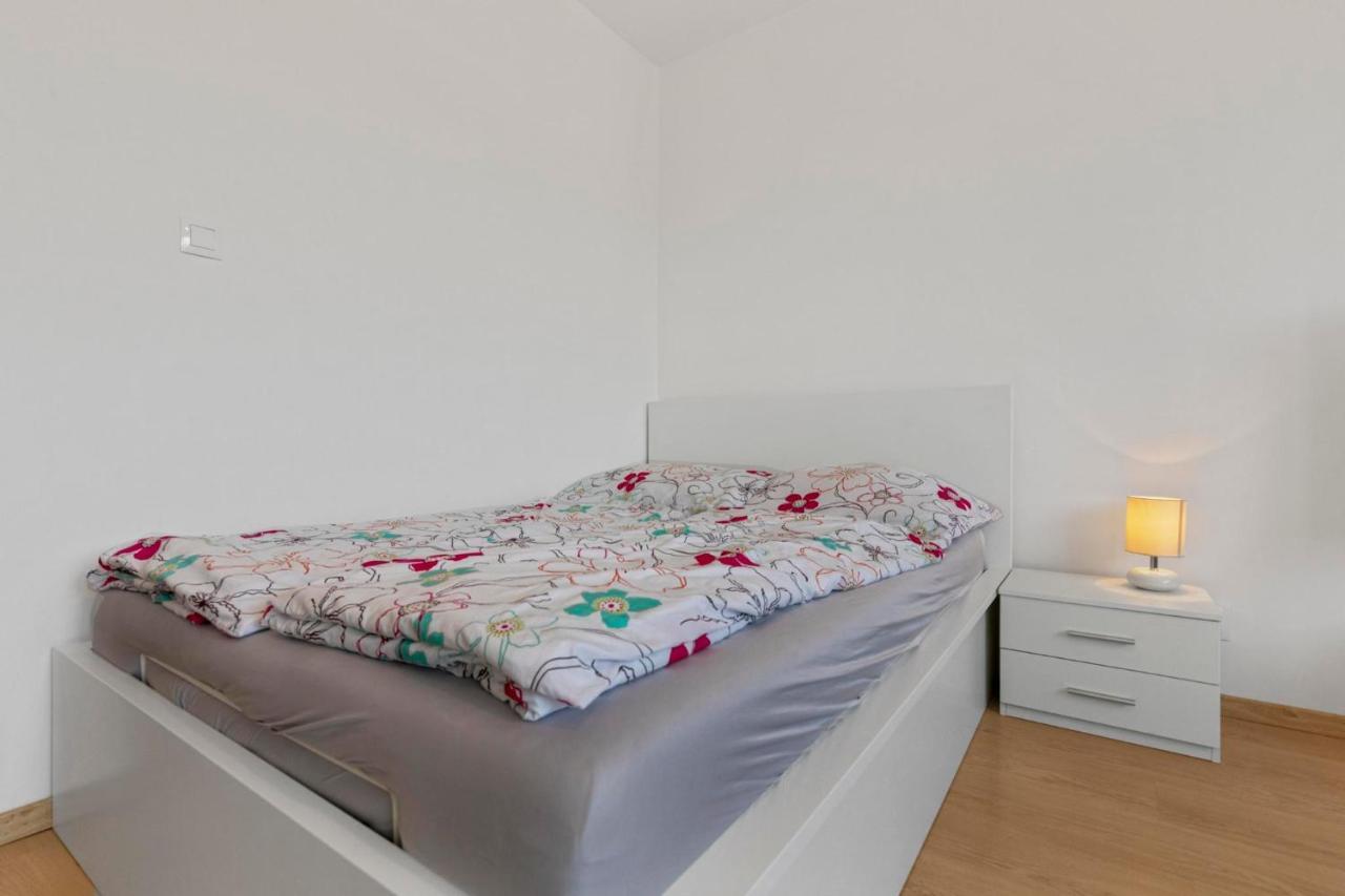 Apartment 20 Minutes From City Center W Netflix, Coffee Or Tea & Parking Bratislava Exterior photo